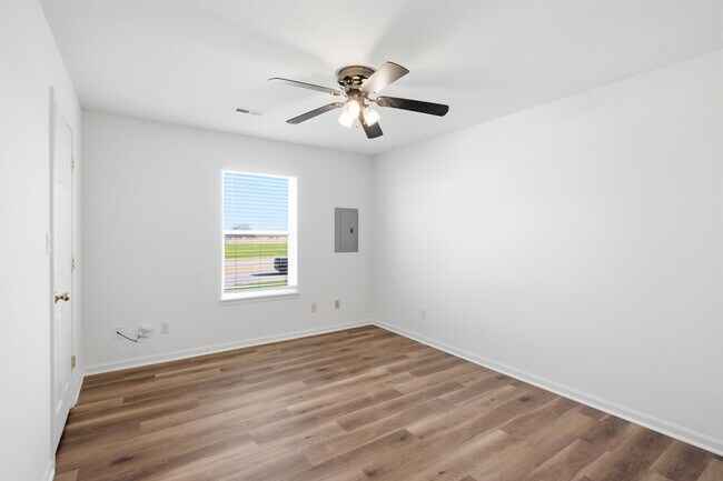 Building Photo - 2401 Northampton Dr