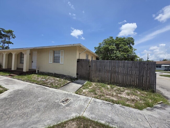 Building Photo - 978 Sumter Rd W
