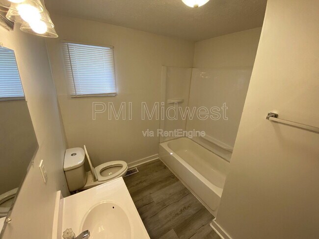 Building Photo - 815 S Calumet St