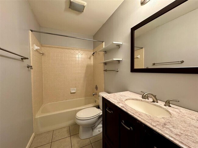 Building Photo - 2112 Surrender Ave