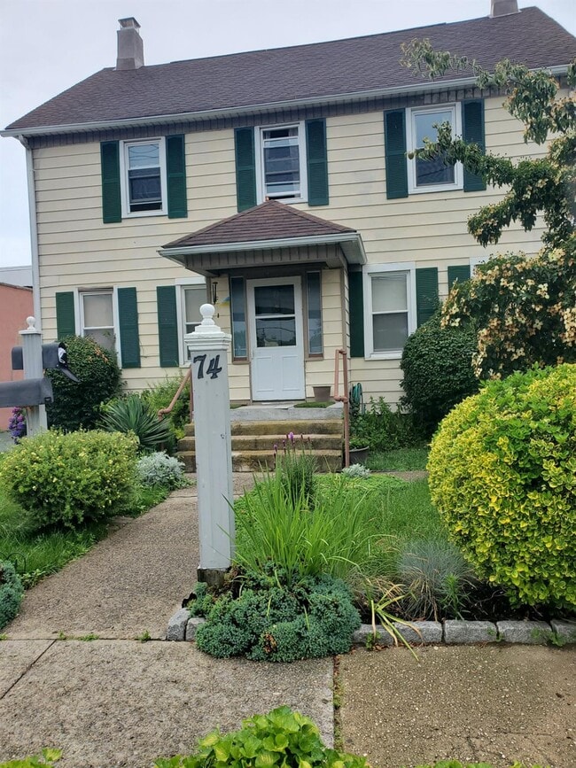 Primary Photo - 74 W Hoffman Ave