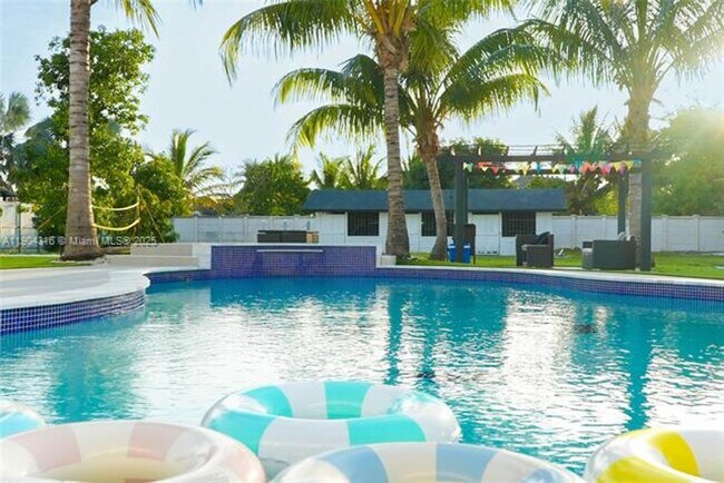 Building Photo - 290 NW 125th Ave