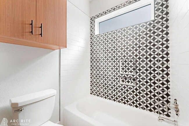 Building Photo - 2303 Toledo Ave