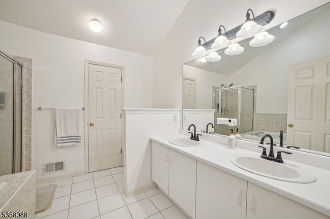 Building Photo - 46 Mayflower Dr