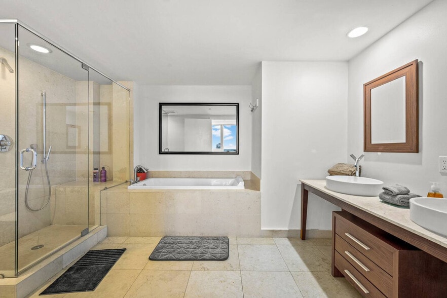 Building Photo - 485 Brickell Ave