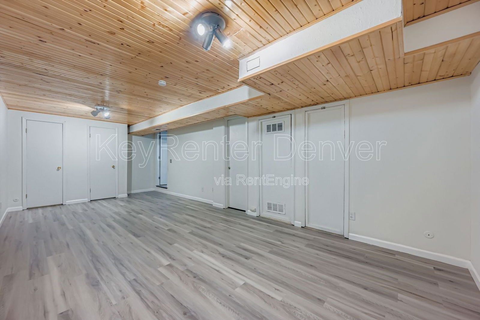 Building Photo - 10587 W Maplewood Dr