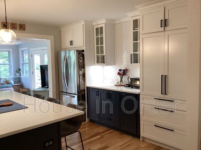 Building Photo - 23 Moore Ave