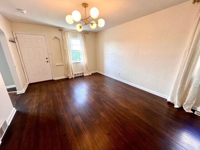 Building Photo - Brentwood - Stunning 3 Bedroom 2 Bathroom ...