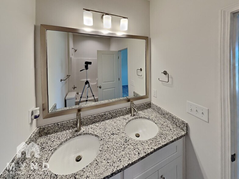 Building Photo - 203 S Skyland Dr