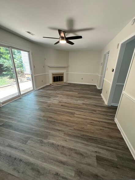 Building Photo - 716 John St