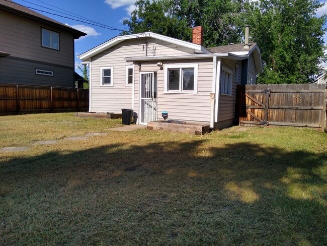 Building Photo - DU Charming 1920's Bungalow 2 Beds 1 Bath  Available Now