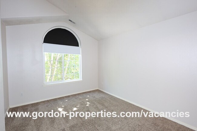 Building Photo - NE Halsey St - 2 bedroom townhouse with de...