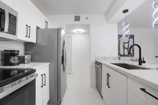 Building Photo - 1200 Brickell Bay Dr