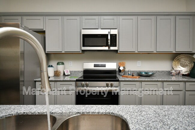 Building Photo - 27 English Ct