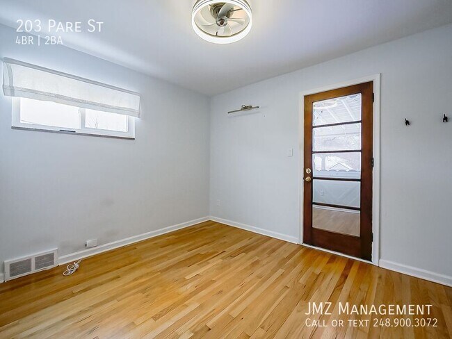 Building Photo - 203 Pare St