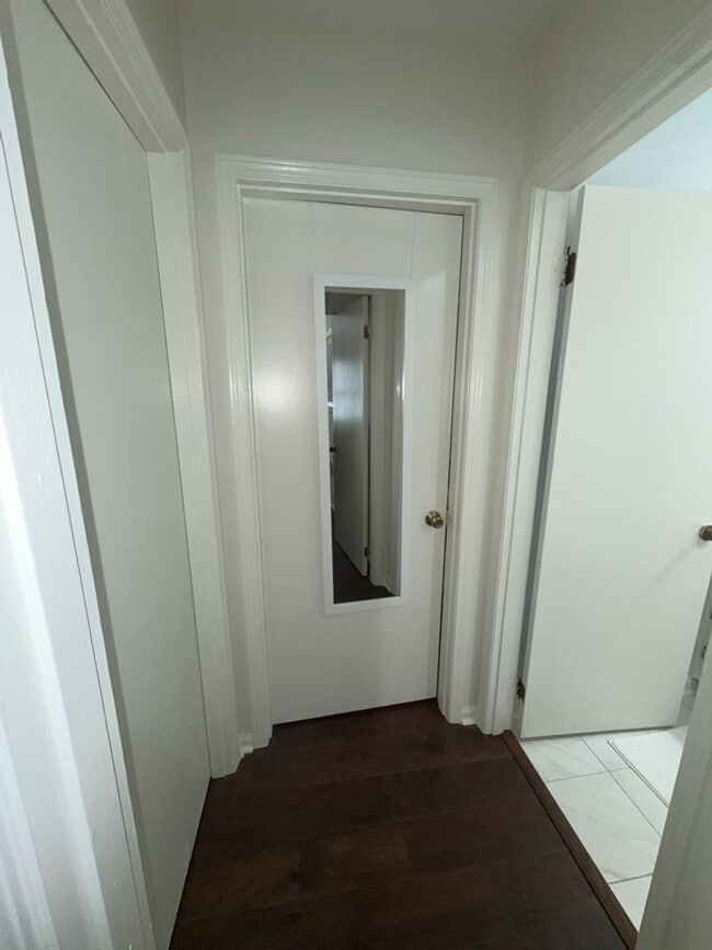 Building Photo - r1423a