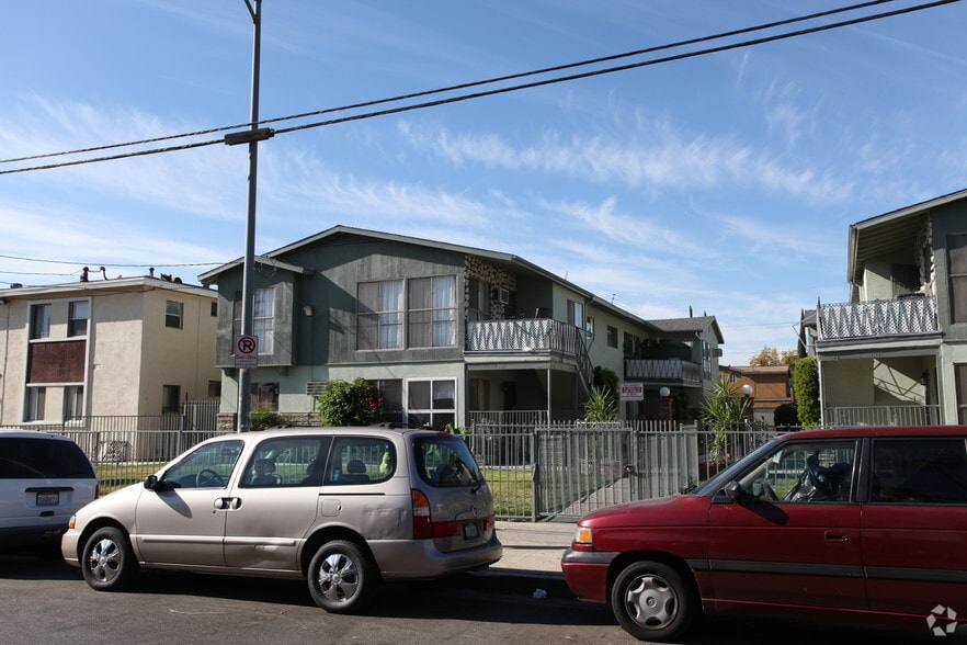 Building Photo - Variel Apartments