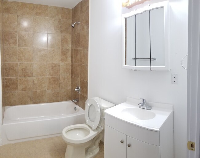 Bathroom - 73 Jersey St