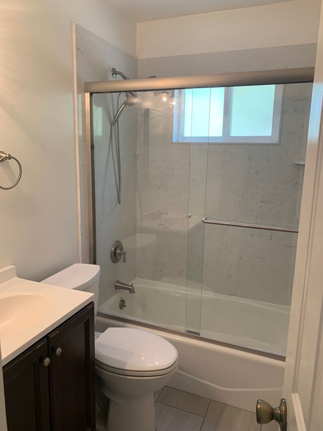 Building Photo - Updated 3-Bedroom Home Near Chestnut Park-$500 Off First Month's Rent