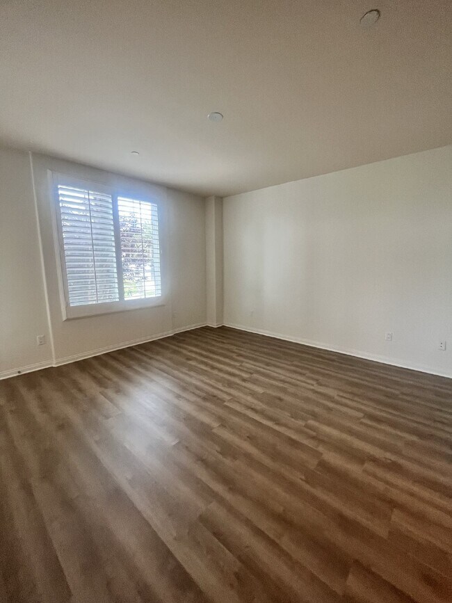 Building Photo - "Coastal Living Awaits: Spacious 2BR Condo...