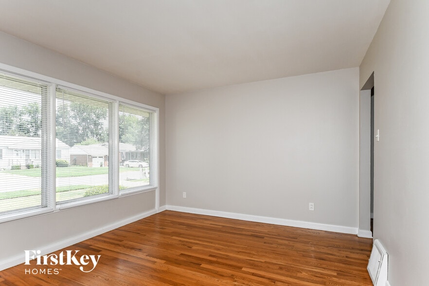 Building Photo - 240 Maple Dr