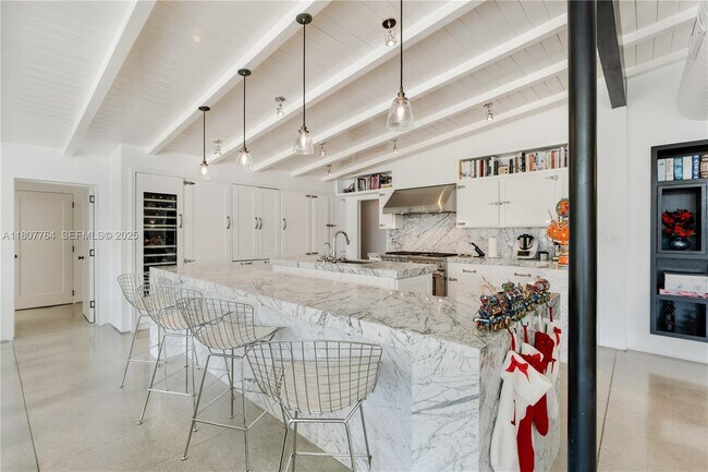 Building Photo - 270 Island Dr