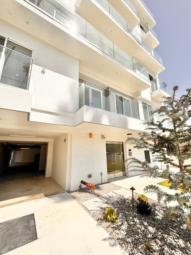 Building Photo - 226 N Berendo St