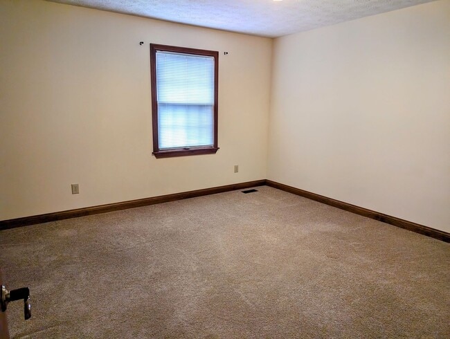 Building Photo - 4 Bedroom Beavercreek Home - AVAILABLE NOW!