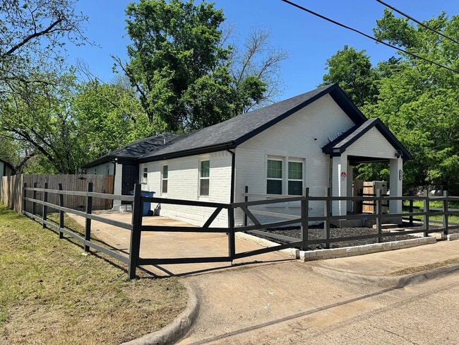 Building Photo - 2707 Cross St