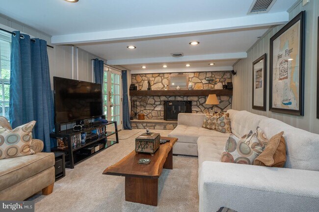 Building Photo - 337 Crum Creek Ln