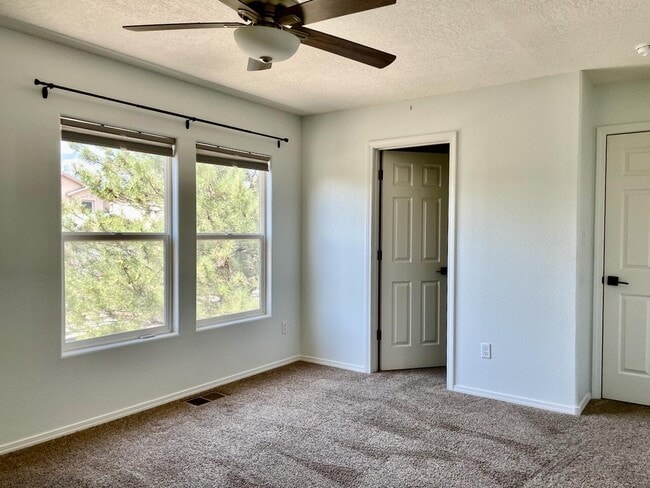 Building Photo - 12408 Mangas Trail NE