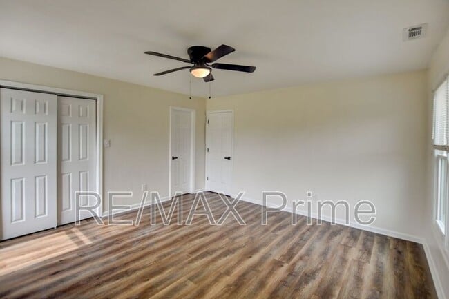 Building Photo - 3900 Raintree Ct