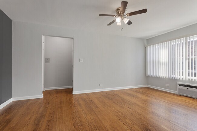 Building Photo - 7638 N Eastlake Terrace