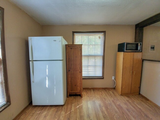 Building Photo - 2 Bedroom Apartment style home in Tecumseh