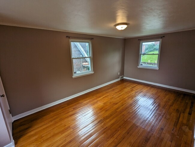 Building Photo - Cozy 2 Bedroom House near Riverview Park