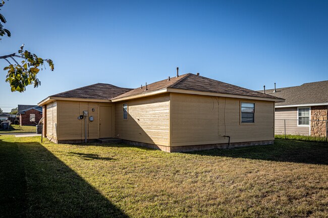 Building Photo - 746 SW 43rd St