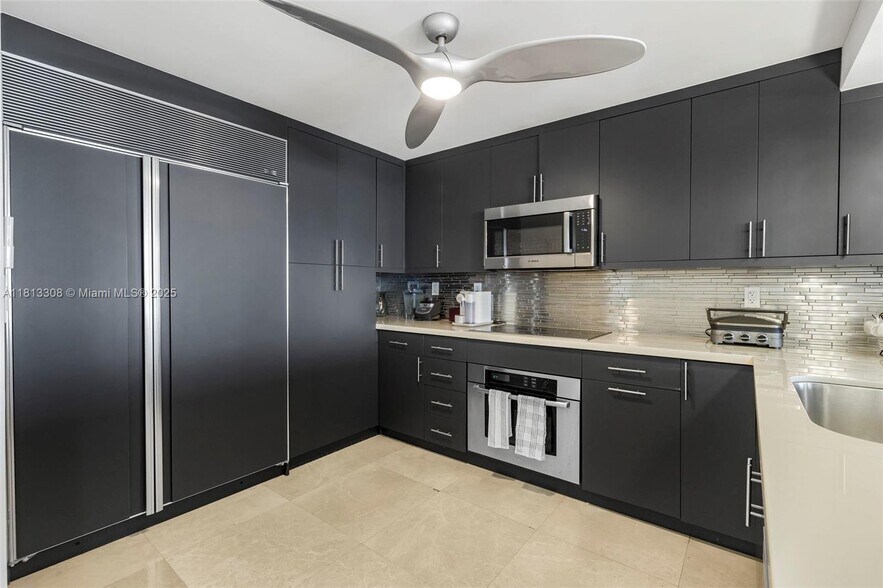 Building Photo - 2625 Collins Ave