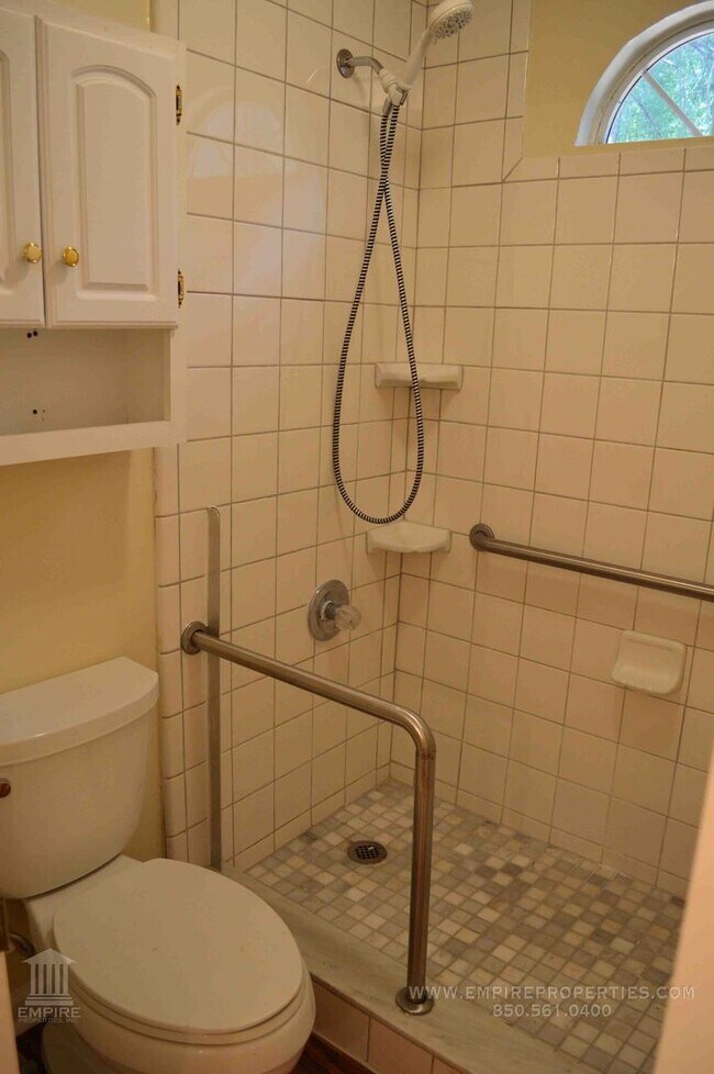 Building Photo - Beautiful townhome nestled in Killearn Acres