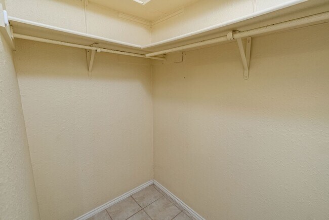 Building Photo - 2403 Monarch Dr