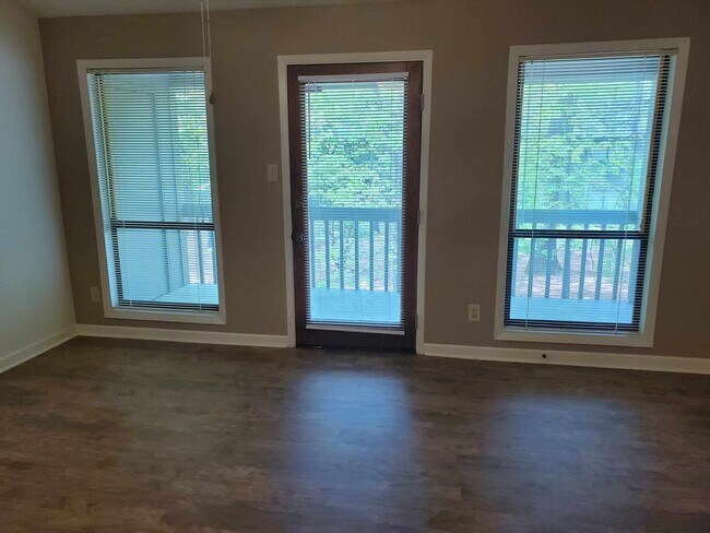 Building Photo - 2 Bedroom, 2 Bath Apartment