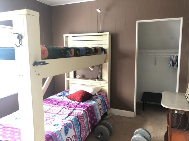 Building Photo - Large Five Bedroom Home in Lakeside!