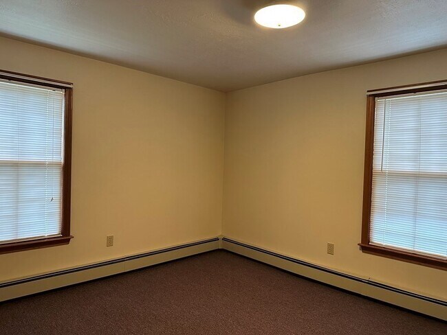 Building Photo - 32 Draper Ave