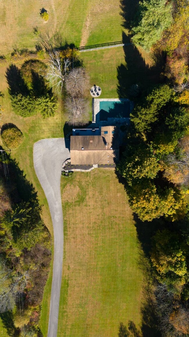 Building Photo - 1473 Hollow Rd