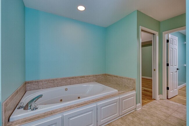 Building Photo - 210 Rivermill Ct