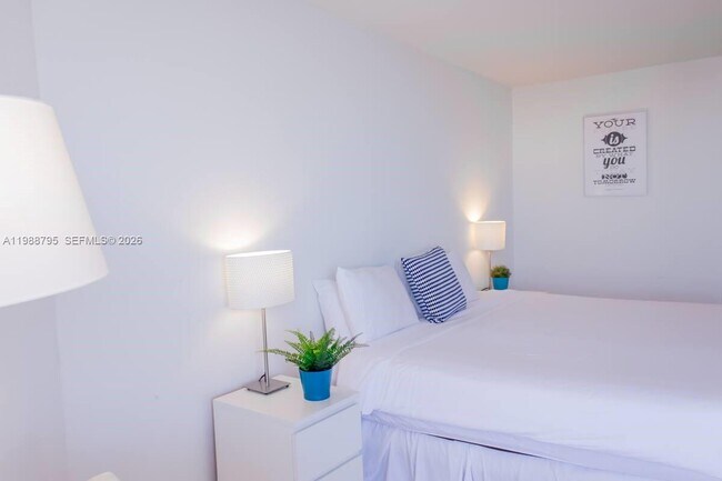 Building Photo - 1717 N Bayshore Dr