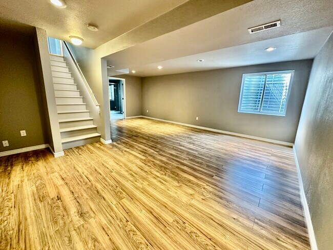 Building Photo - 305 E 41st Ct