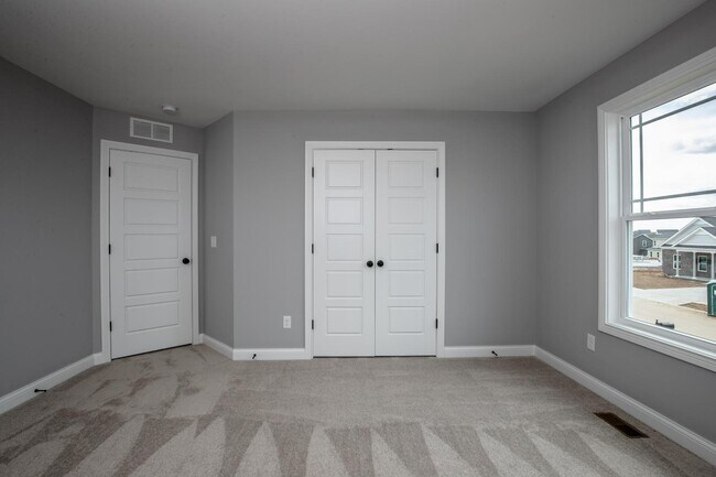 Building Photo - 693 Shaker Dr