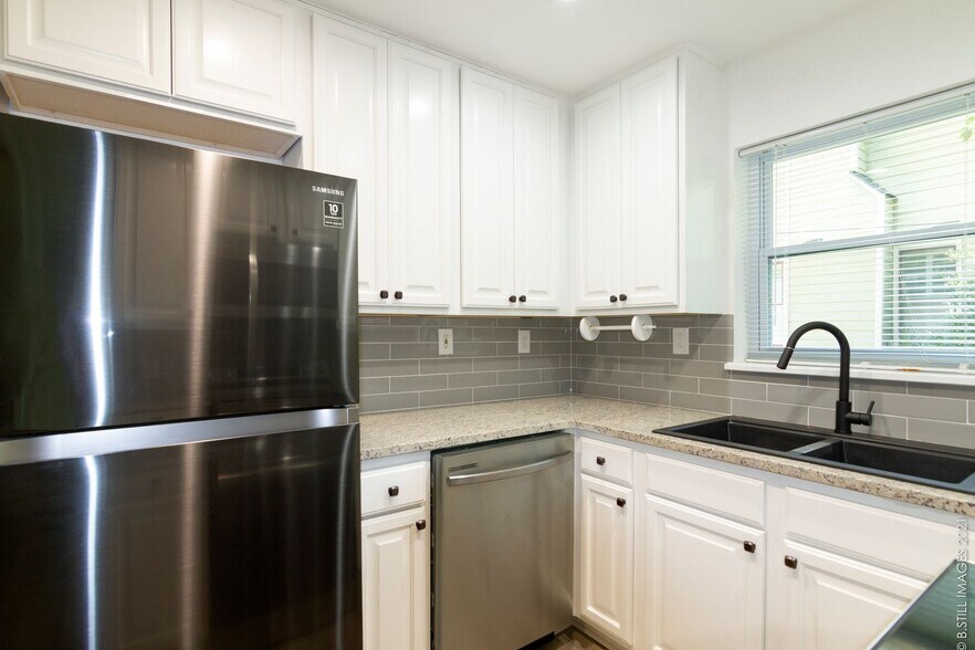 Building Photo - 545 Oakview Rd