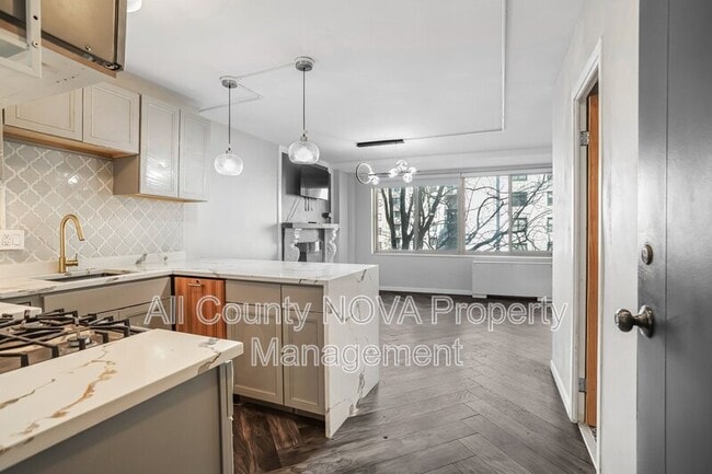 Building Photo - 922 24th St NW