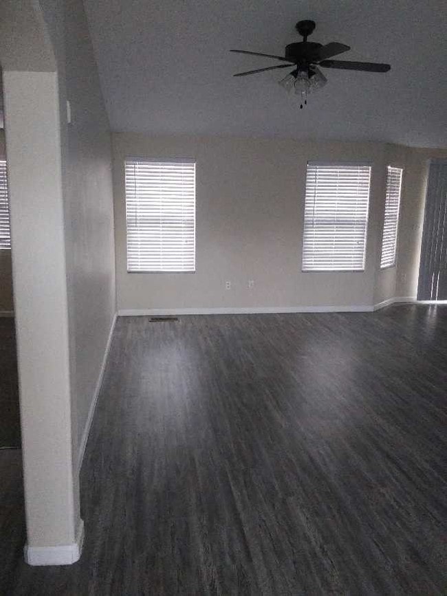 Building Photo - Modern Farmhouse in Rolling Meadows